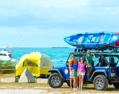 Family renting a car for an excursion in Key West